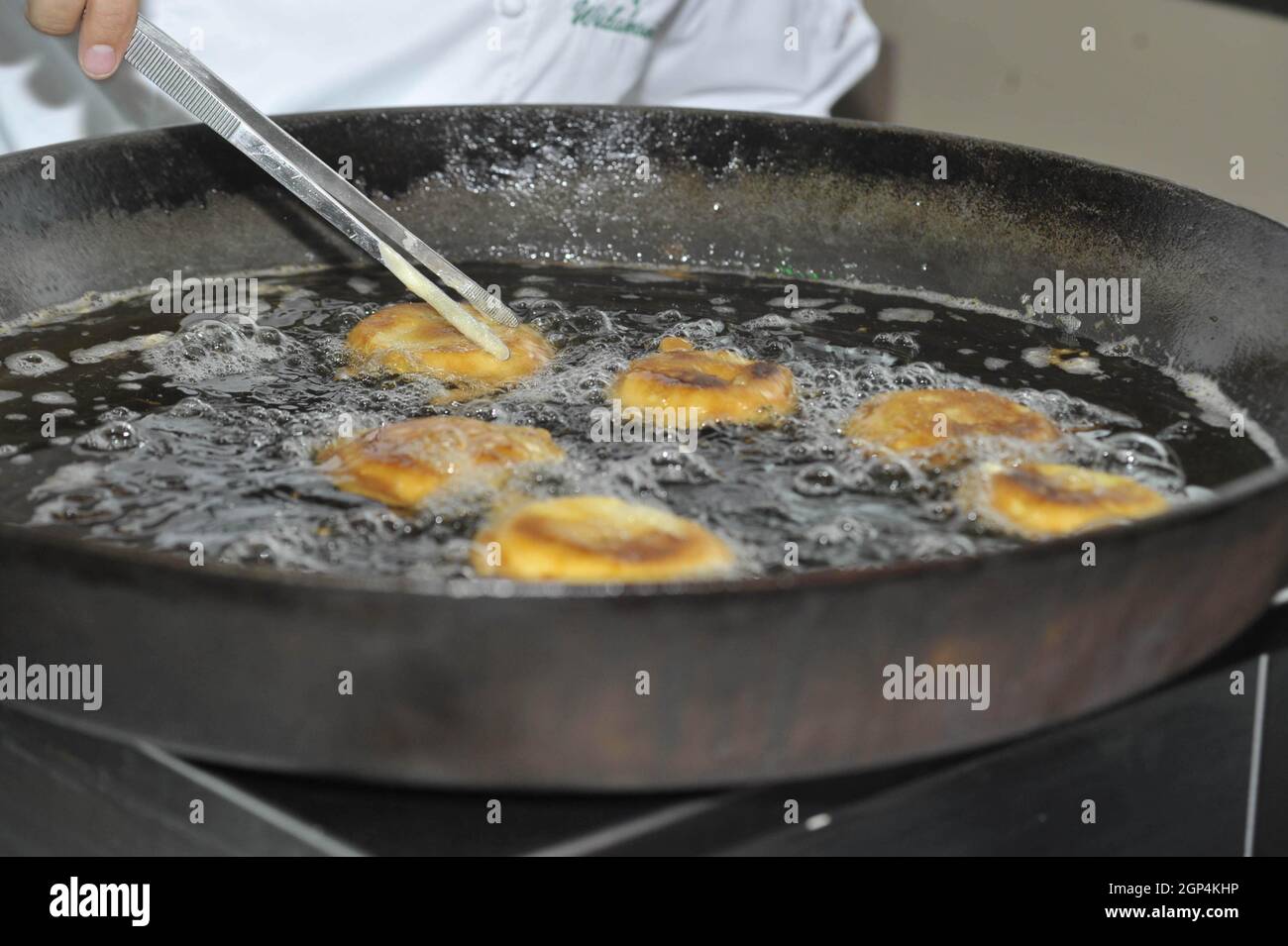 Frittieren von Snacks in Pflanzenöl in einer Pfanne Stockfotografie - Alamy