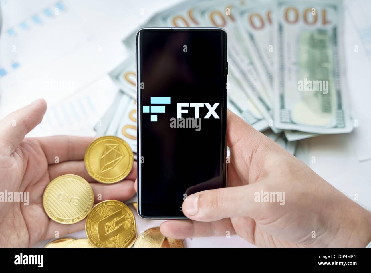 Russland Moskau 20.05.2021 FTX-Logo im Mobiltelefon.Kryptowährung dezentrale Börse DEX.Trading Blockchain-Plattform.Swap, kaufen, verkaufen Krypto-Token,dig Stockfoto