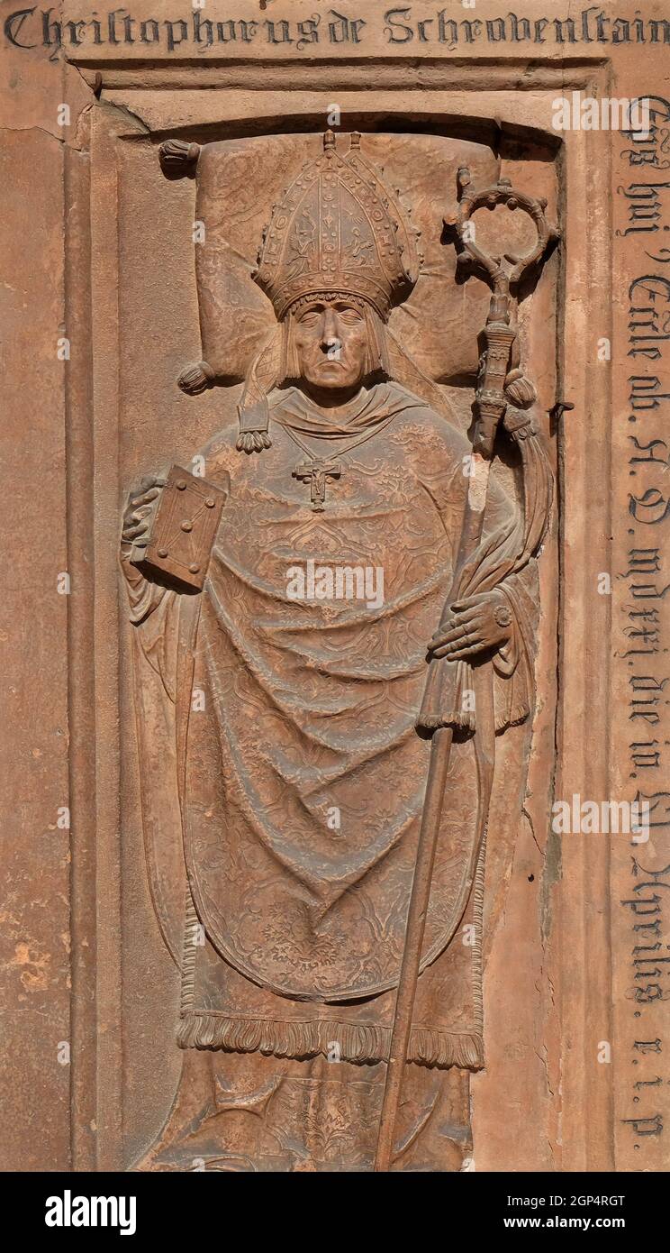 Eine Gedenktafel auf dem Portal der Kathedrale Santa Maria Assunta i San Cassiano in Brixen, Italien Stockfoto