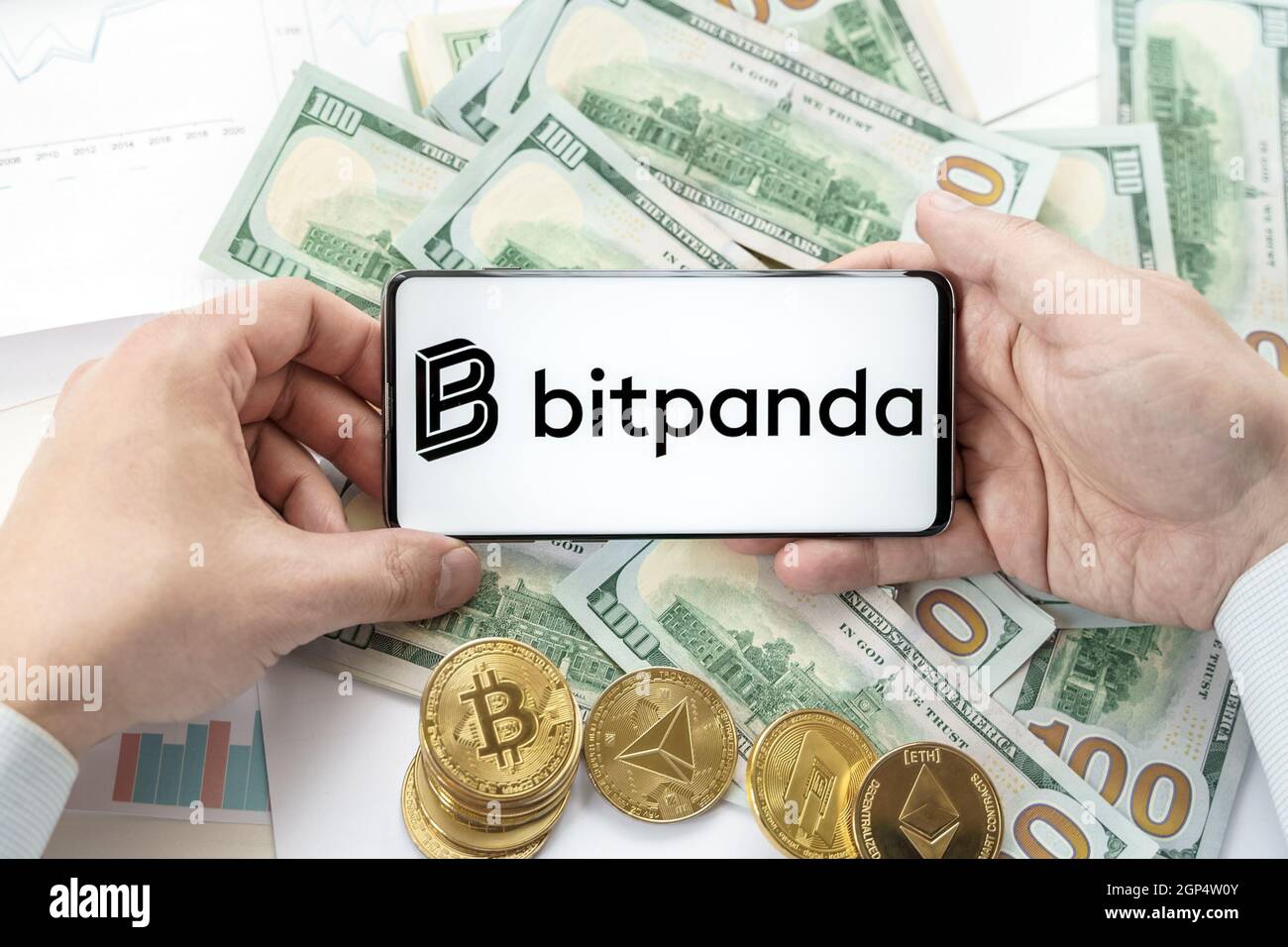 Russland Moskau 20.05.2021 Bitpanda-Logo im Mobiltelefon.Kryptowährung  dezentrale Börse DEX.Trading Blockchain-Plattform.Swap, kaufen, verkaufen  Krypto-Toke Stockfotografie - Alamy