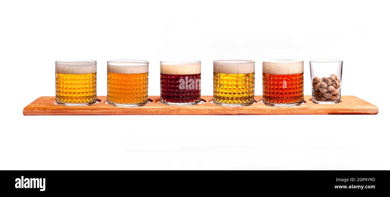 Fünf verschiedene Biersorten: Dunkles, helles, ungefiltertes, rotes Bier, dunkles irisches Ale. Alkoholische Cocktails für die Gestaltung der Restaurantmenüs. Stockfoto