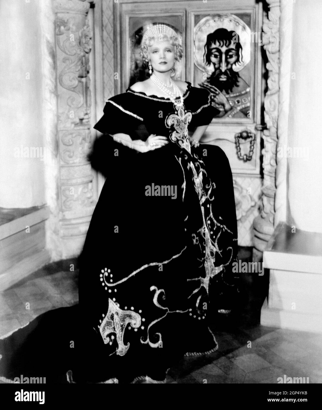 DIE SCHARLACHROTE KAISERIN Marlene Dietrich (in einem Kostüm von Travis  Banton und Juwelen von Eugene Joseff), 1934 Stockfotografie - Alamy