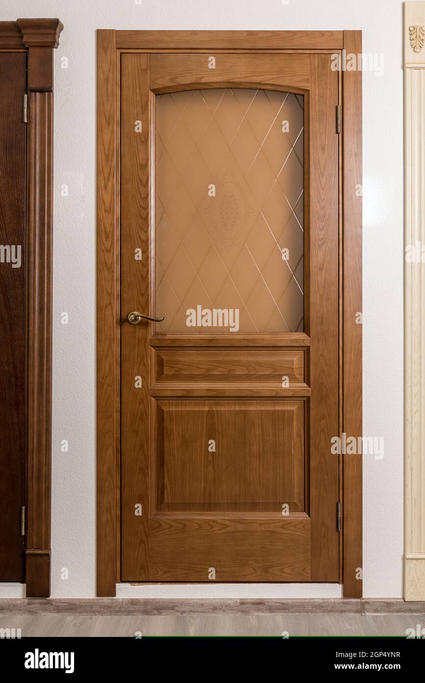 Hochwertige Clipart - Tür für die Innenarchitektur. Kunststoff- und Holztüren in modernem Stil. Tür mit Milchglas und ohne Glas. Nahaufnahme eines Stockfoto