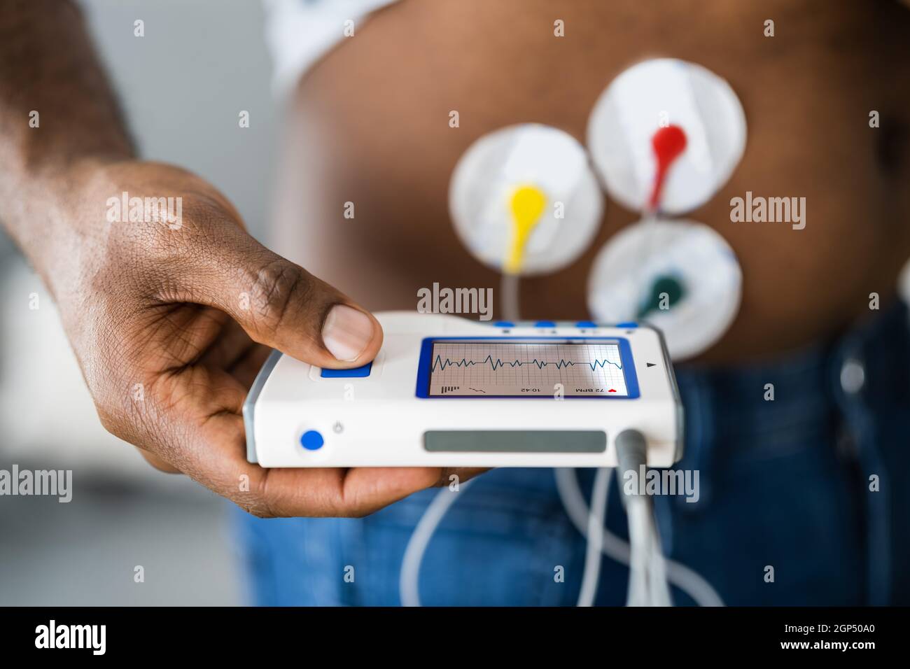 Afroamerikanischer Patient Mit Elektroden Diagnosegerät Stockfoto