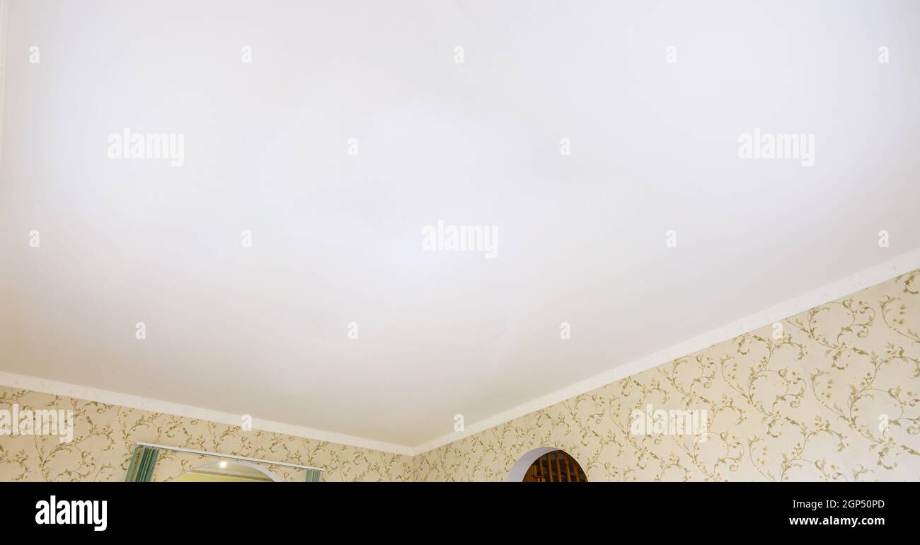 Weiß verputzte Decke eines großen Raumes im Haus Stockfoto