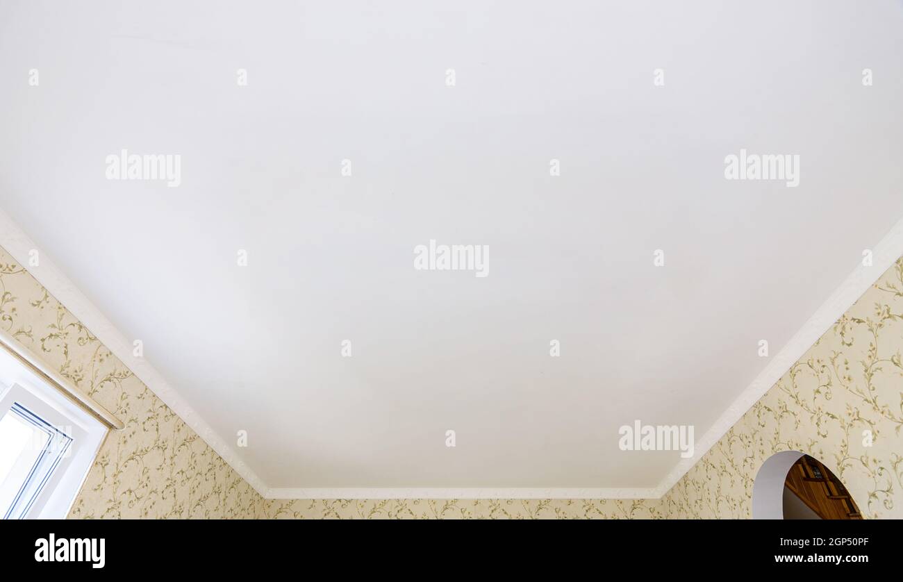 Weiß verputzte Decke in einem geräumigen Flur Stockfoto