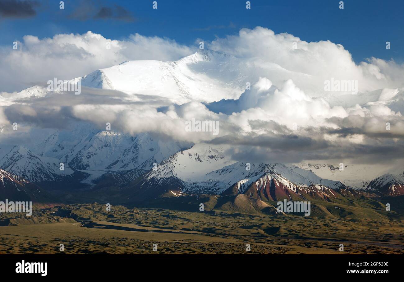 Panoramablick auf den Lenin-Gipfel von Alay Range - Kirgisisch Pamir Berge - Kirgisistan und Tadschikistan Grenze- Zentralasien "Dach Der Welt“ Stockfoto