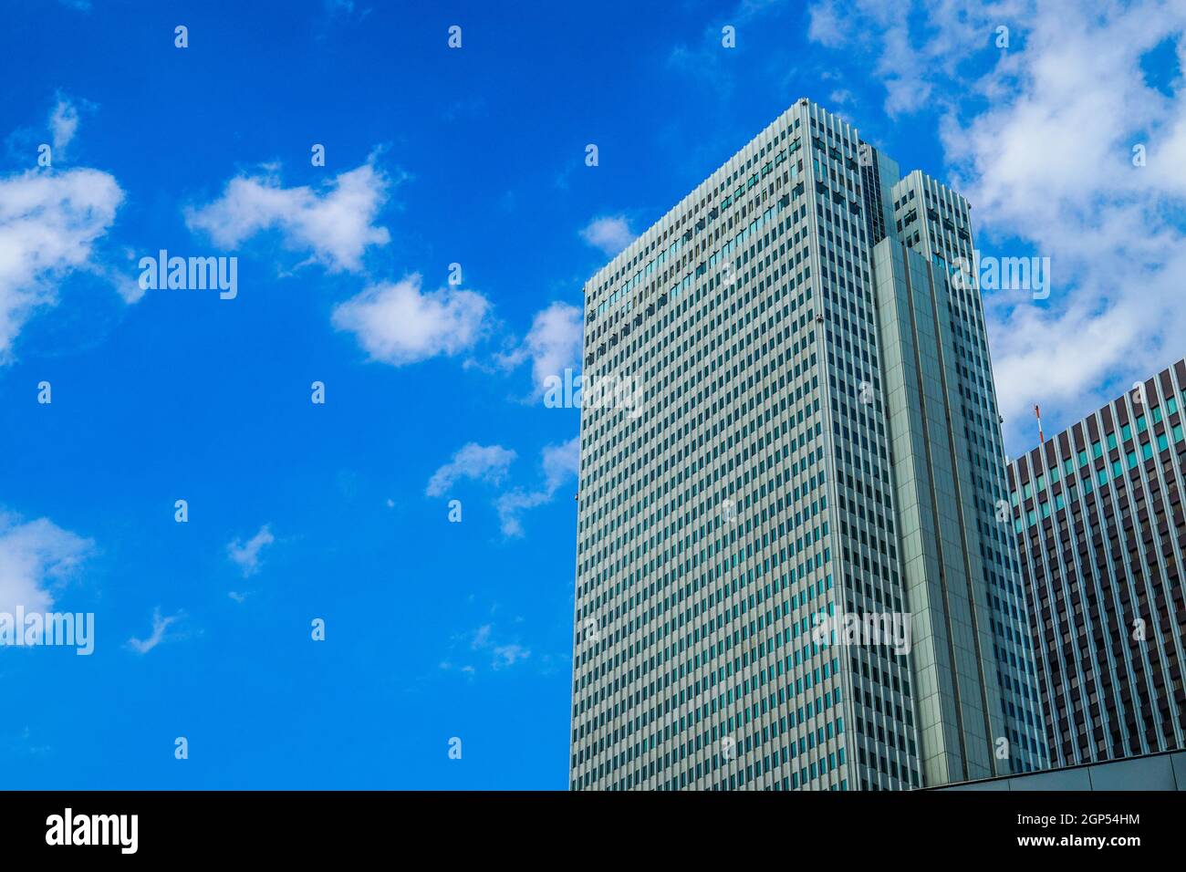 Blauer Himmel und Hochhäuser. Aufnahmeort: Metropolregion Tokio Stockfoto