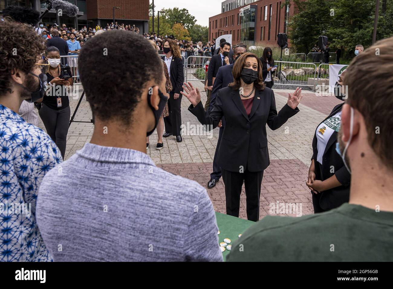 Fairfax, Usa. September 2021. Vizepräsidentin Kamala Harris besucht am Dienstag, den 28. September 2021, Studenten bei einer Veranstaltung zur Wählerregistrierung am National Voter Registration Day an der George Mason University in Fairfax, VA. Harris sprach über die Drohungen gegen die Stimmrechte auf Landes- und Bundesebene, die Notwendigkeit, dass der Kongress dringend handeln muss und wie unsere Nation und Demokratie stärker sind, wenn alle teilnehmen, und schwächer, wenn jemand ausgelassen wird. Foto von Ken Cedeno/UPI . Kredit: UPI/Alamy Live Nachrichten Stockfoto