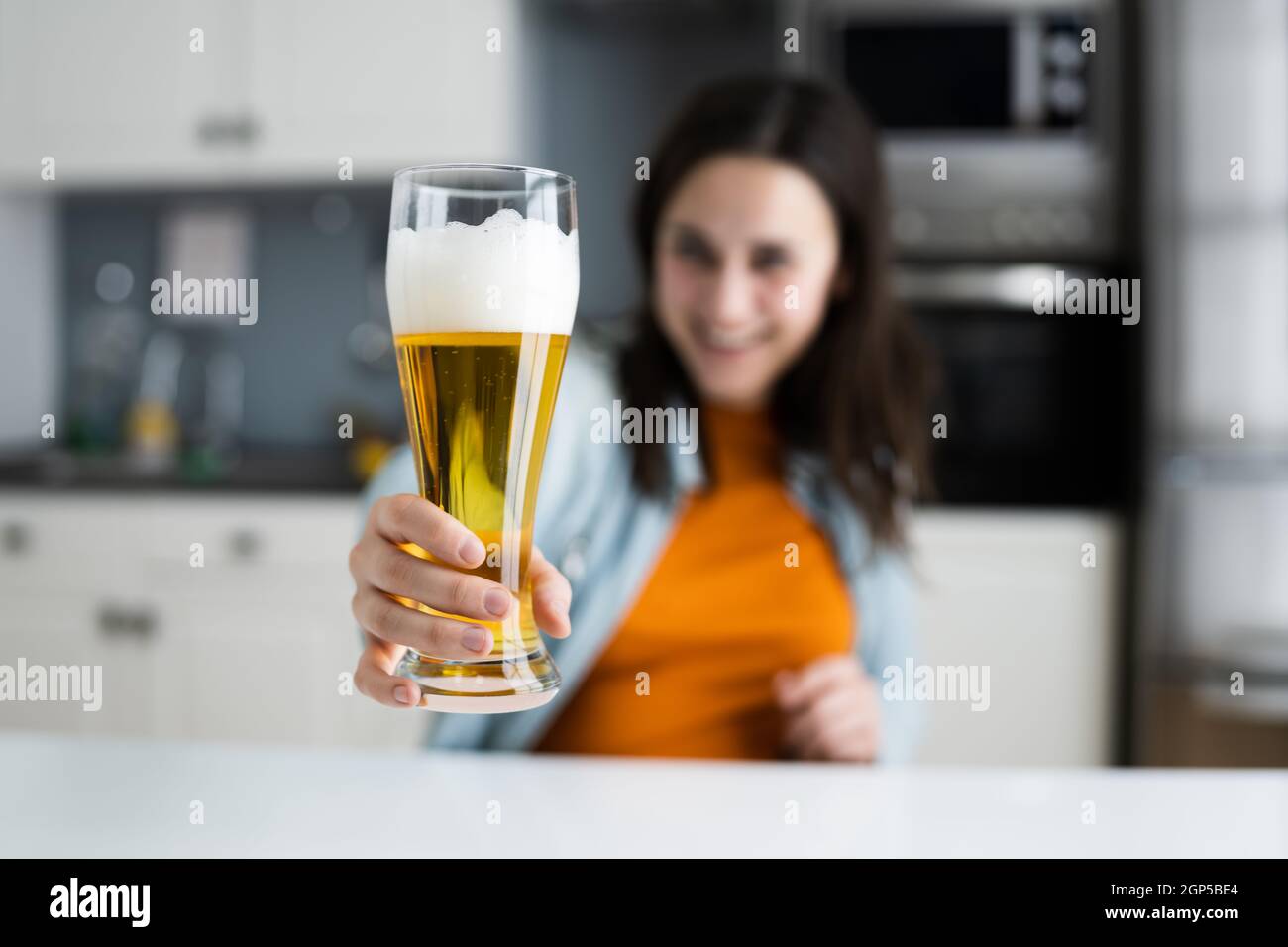 Frau Trinkt Bier In Video-Konferenz Zu Hause Stockfotografie - Alamy