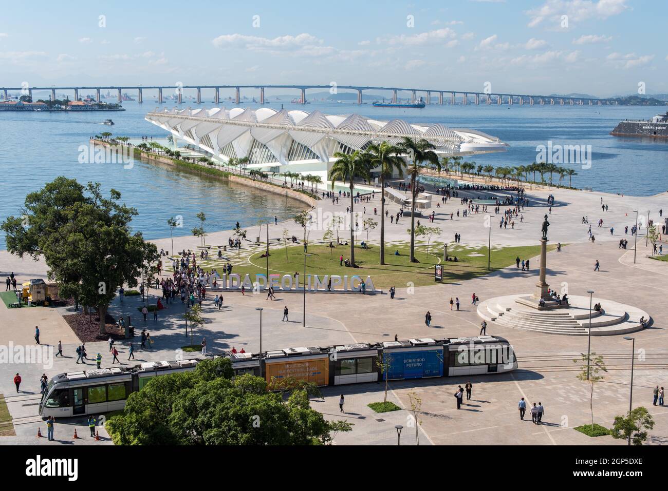 RIO DE JANEIRO, BRASILIEN - 14. JUNI 2016: Neue Stadtbahn VLT am Maua-Platz vorbei. Vor kurzem eröffnet, ist es das neueste Verkehrsmittel des öffentlichen Verkehrs. Stockfoto