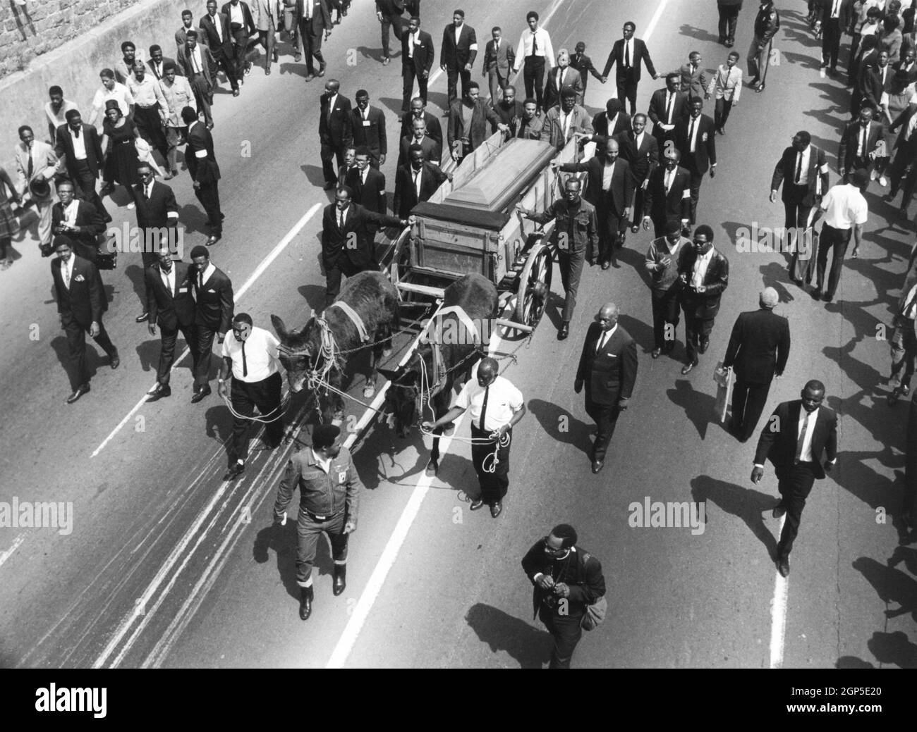 Beerdigung von Martin Luther King in Atlanta, Georgia, 9. April 1968. Auf die von Maulkörben gezeichnete Schatulle folgten Tausende, die den gewaltsamen Tod des prominentesten Führers der Bürgerrechtsbewegung der Jahre 1950 bis 1960er betrauerten (BSLOC 2021 3 11) Stockfoto