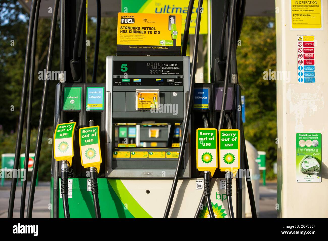 Geschlossene Pumpen an einer BP-Tankstelle am Flughafen Gatwick, wo seit drei Tagen kein Kraftstoff mehr verfügbar ist. Stockfoto