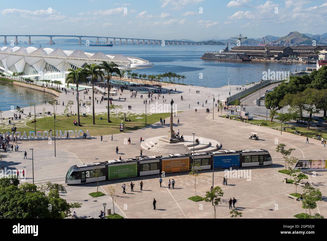 RIO DE JANEIRO, BRASILIEN - 14. JUNI 2016: Neue Stadtbahn VLT am Maua-Platz vorbei. Vor kurzem eröffnet, ist es das neueste Verkehrsmittel des öffentlichen Verkehrs. Stockfoto