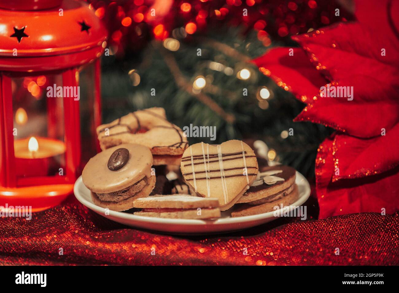 Verschiedene oder Art von leckeren, traditionellen weihnachtsbonbons und ein Dessert mit weihnachtsdekorationen als Hintergrund, Food-Konzept Stockfoto