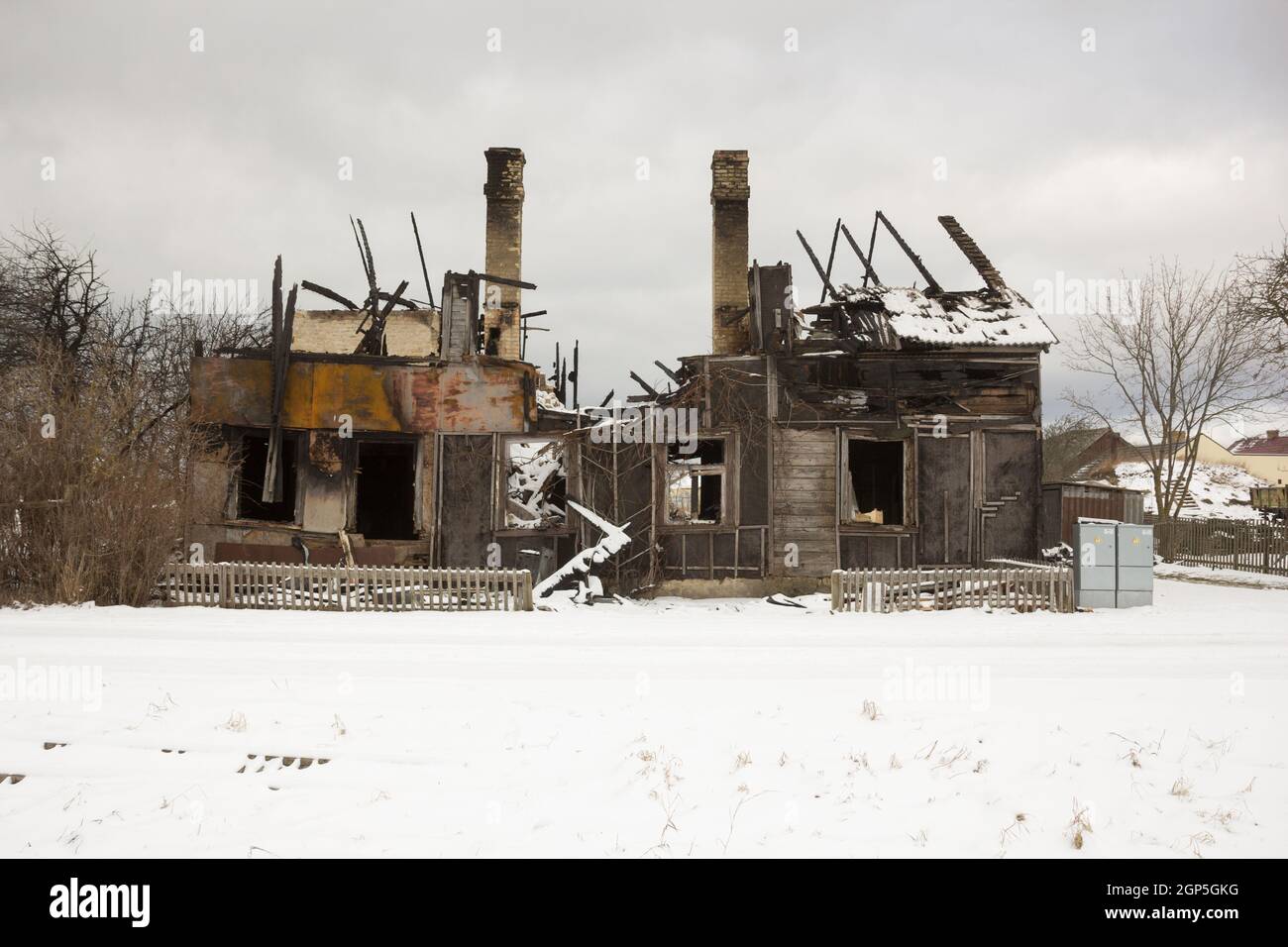 Verbranntes Holzhaus. Haus nach dem Feuer. Haus in einer Gasexplosion zerstört . Stockfoto