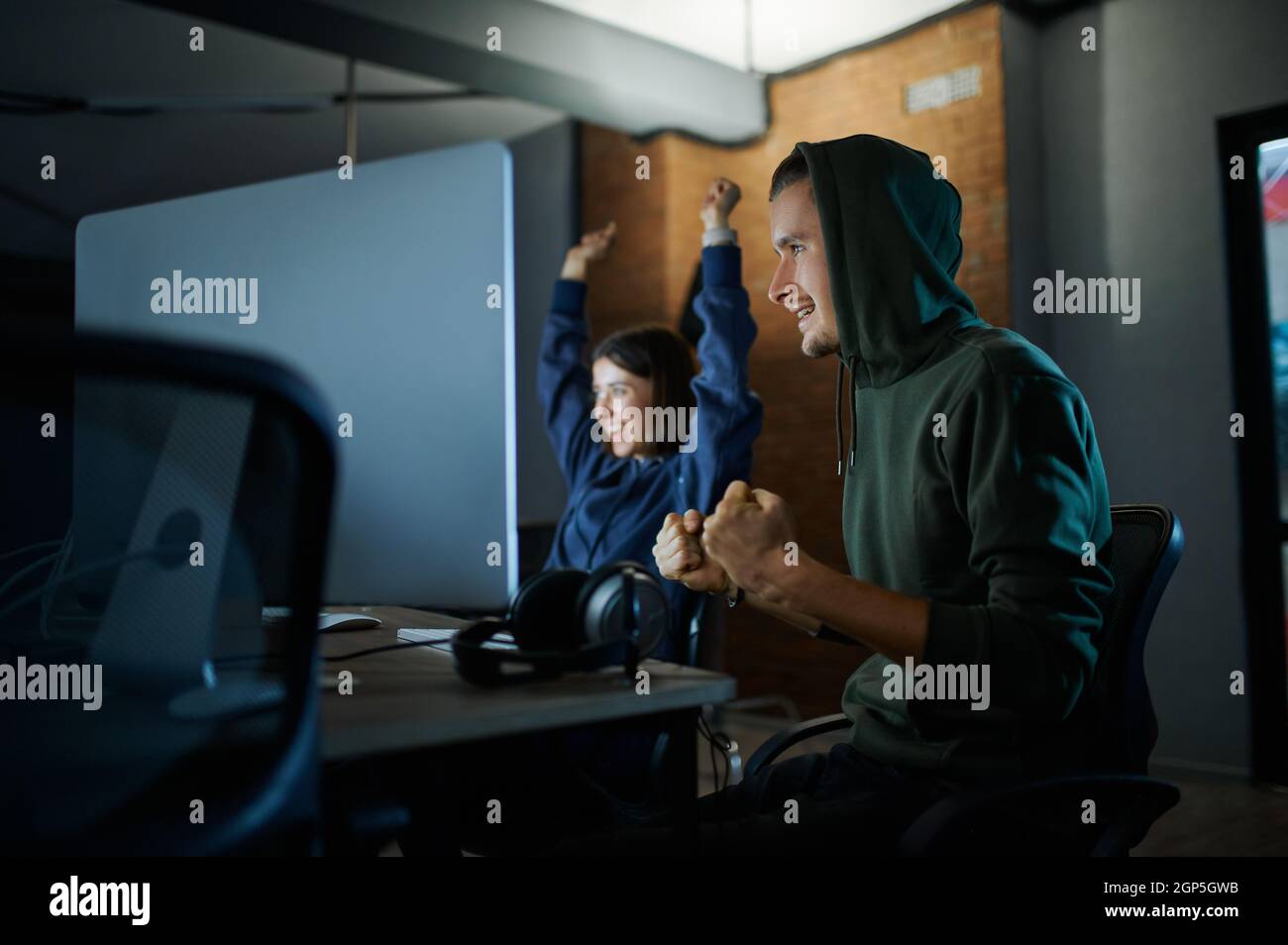 Männliche und weibliche Hacker arbeiten an Computern im Darknet ...