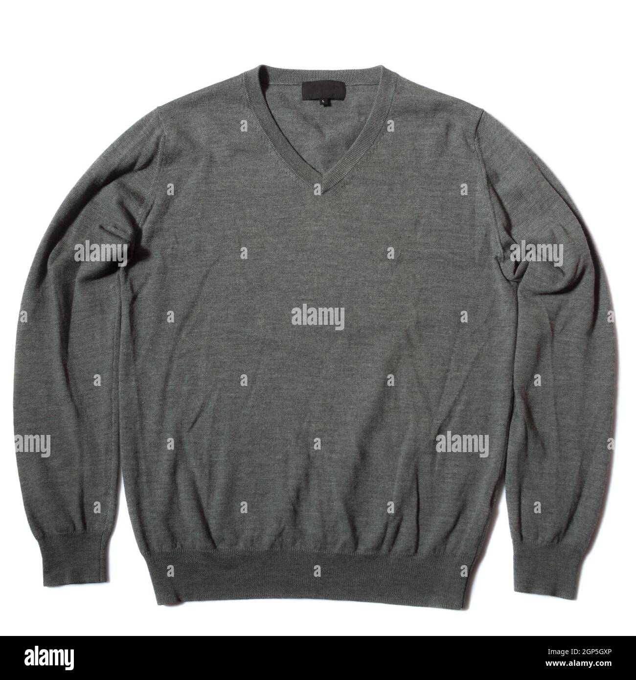 Klassischer grauer Pullover aus Merinowolle auf weißem Hintergrund Stockfoto