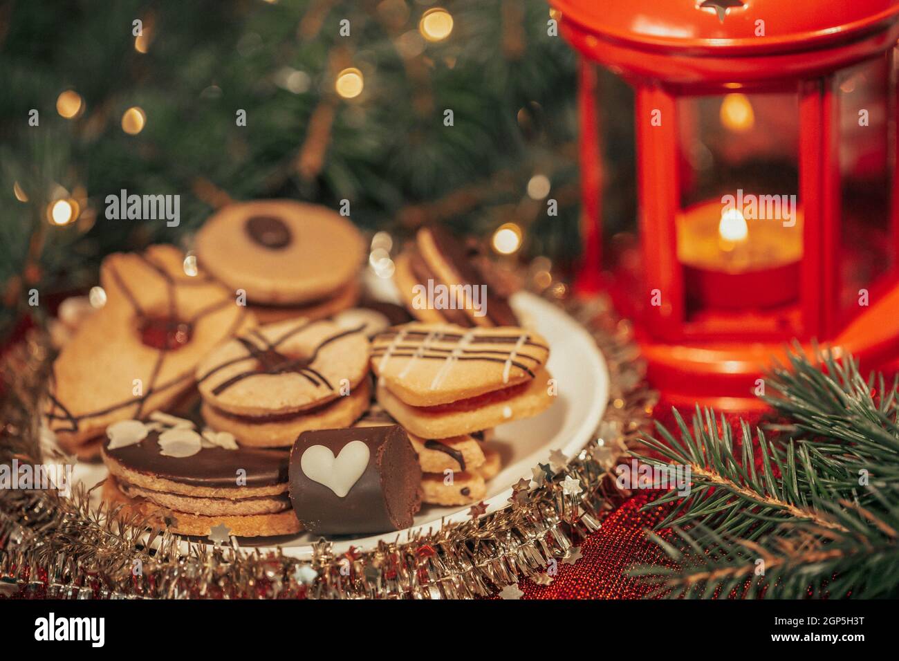Verschiedene oder Art von leckeren, traditionellen weihnachtsbonbons und ein Dessert mit weihnachtsdekorationen als Hintergrund, Food-Konzept Stockfoto