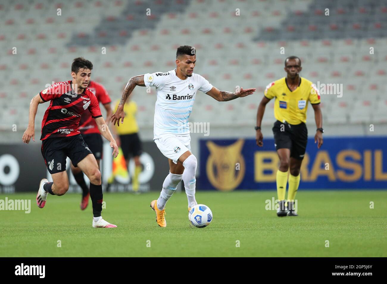 26. September 2021; Est&#xe1;dio Joaquim am&#xe9;rico Guimar&#xe3;es, Curitiba, Paran&#xe1;, Brasilien, Brasilien A League Football, Athletico Paranaense gegen Gremio; L&#xe9;o Cittadini von Athletico jagt Rodrigues von Gr&#xea;mio Stockfoto