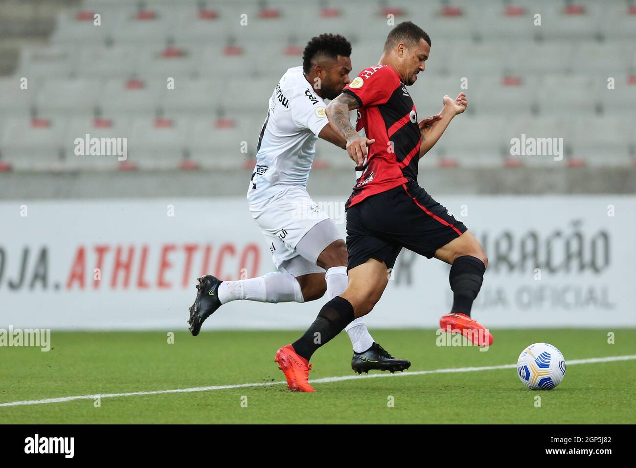 26. September 2021; Est&#xe1;dio Joaquim am&#xe9;rico Guimar&#xe3;es, Curitiba, Paran&#xe1;, Brasilien, Brasilien A League Football, Athletico Paranaense gegen Gremio; Z&#xe9; Ivaldo von Athletico fordert Miguel Borja von Gr&#xea;mio heraus Stockfoto