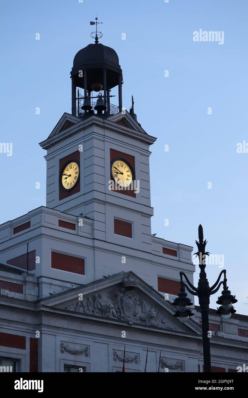 Madrid, Spanien; 2021. August: Blick auf den Uhrenturm der Real Casa de Correos an der Puerta del Sol. Stockfoto
