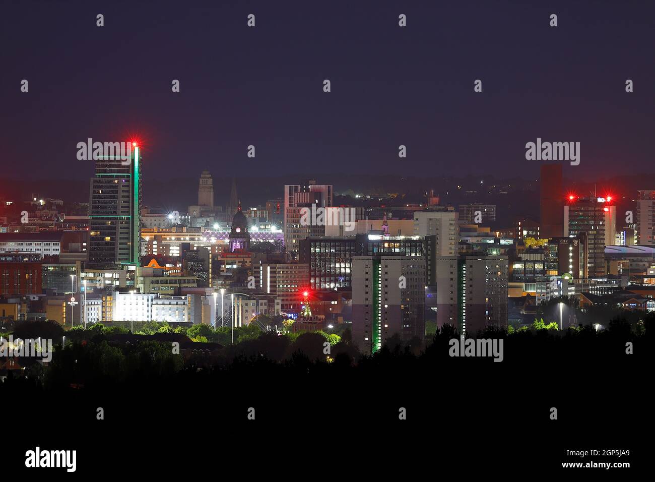 Das Stadtzentrum von Leeds bei Nacht von Middleton aus gesehen Stockfoto