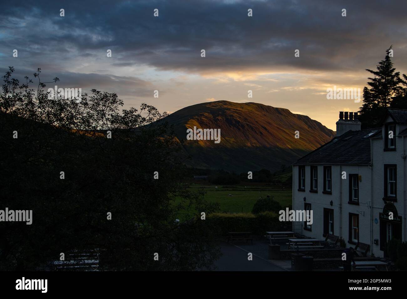 Abendlicht auf Illgill Head mit dem Wasdale Head Inn, Cumbria im Vordergrund Stockfoto