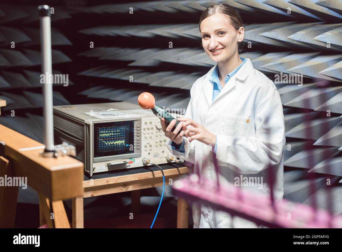 Ingenieur im Labor für Hochfrequenzelektronik, der HF-Konformitätstests durchführt Stockfoto