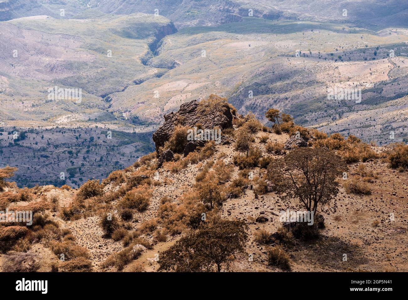 Schöne Berglandschaft mit Canyon und trockenes Flussbett, Oromia Region. Äthiopien wüste Landschaft, Afrika. Stockfoto