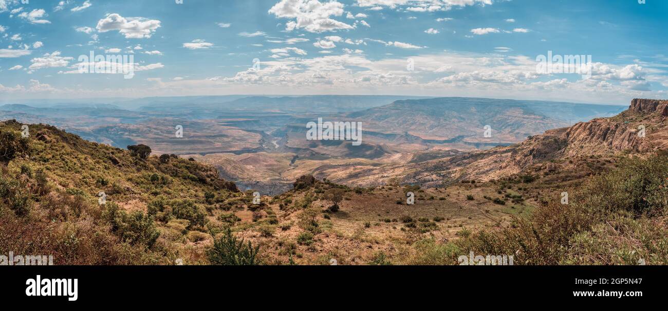 Schöne Berglandschaft mit Canyon und trockenes Flussbett, Oromia Region. Äthiopien wüste Landschaft, Afrika. Stockfoto