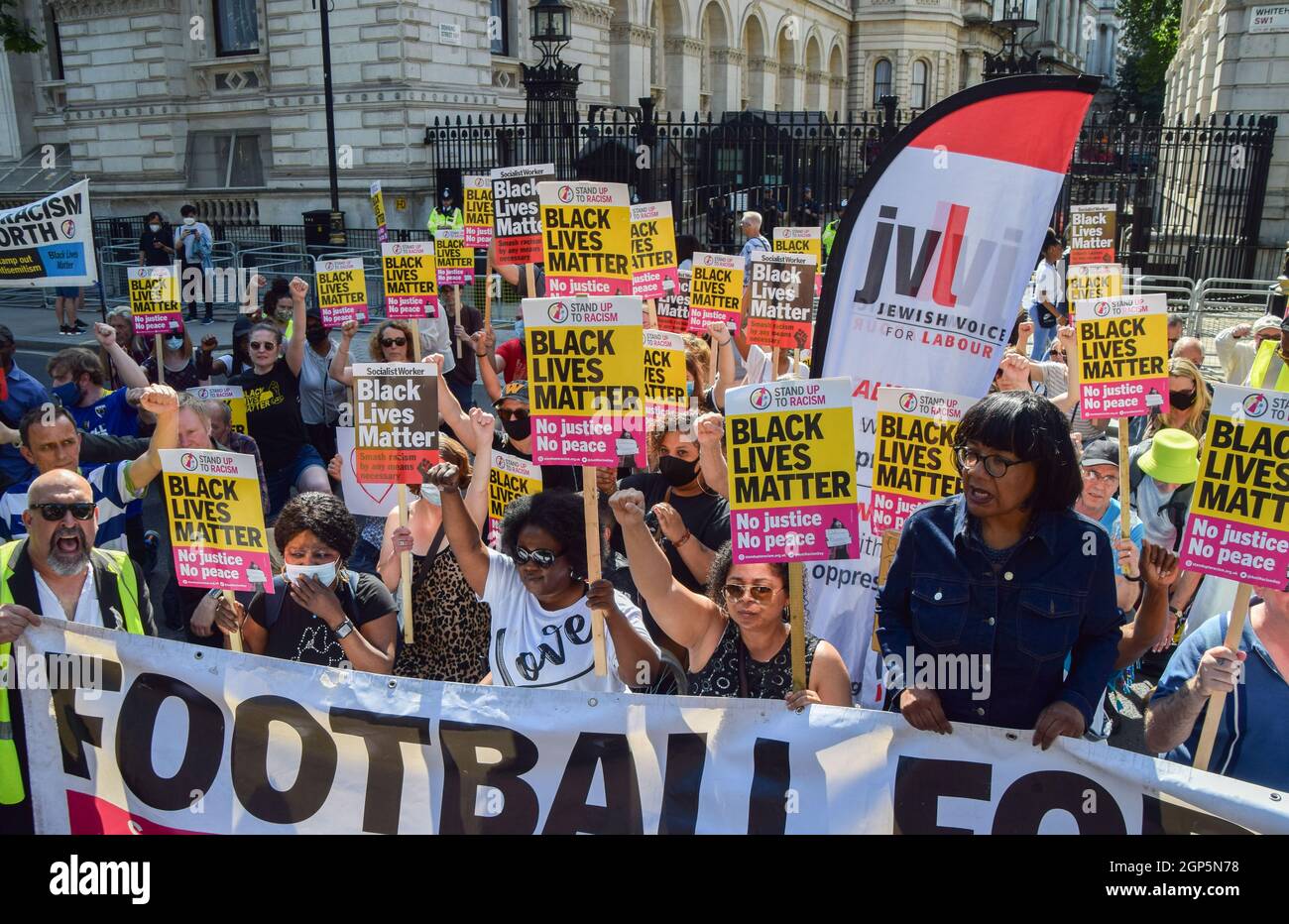 London, Großbritannien. Juli 2021. Die Abgeordnete der Labour-Partei Diane Abbott, mit Demonstranten, die das Knie ergreifen und Plakate mit Black Lives Matter halten. Demonstranten hielten Reden und knieten vor der Downing Street in Solidarität mit den englischen Fußballspielern Marcus Rashford, Bukayo Saka und Jadon Sancho, nachdem das Trio nach dem EM 2020-Finale zwischen England und Italien rassistische Online-Misshandlungen erhalten hatte. Stockfoto