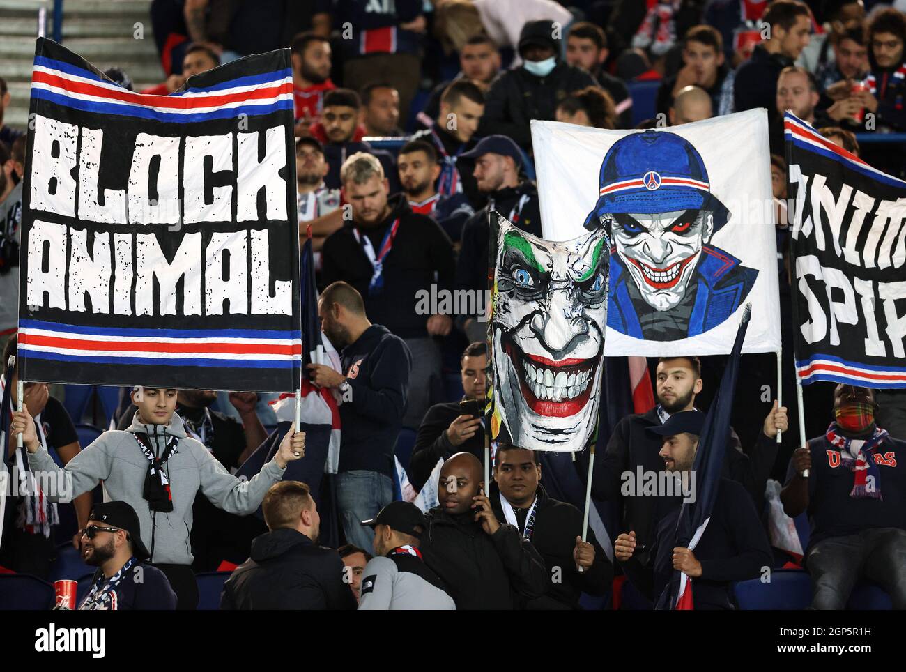 Paris, Frankreich, 28. September 2021. PSG „Ultra“-Fans während des UEFA Champions League-Spiels im Parc des Princes, Paris. Bildnachweis sollte lauten: David Klein / Sportimage Kredit: Sportimage/Alamy Live News Stockfoto