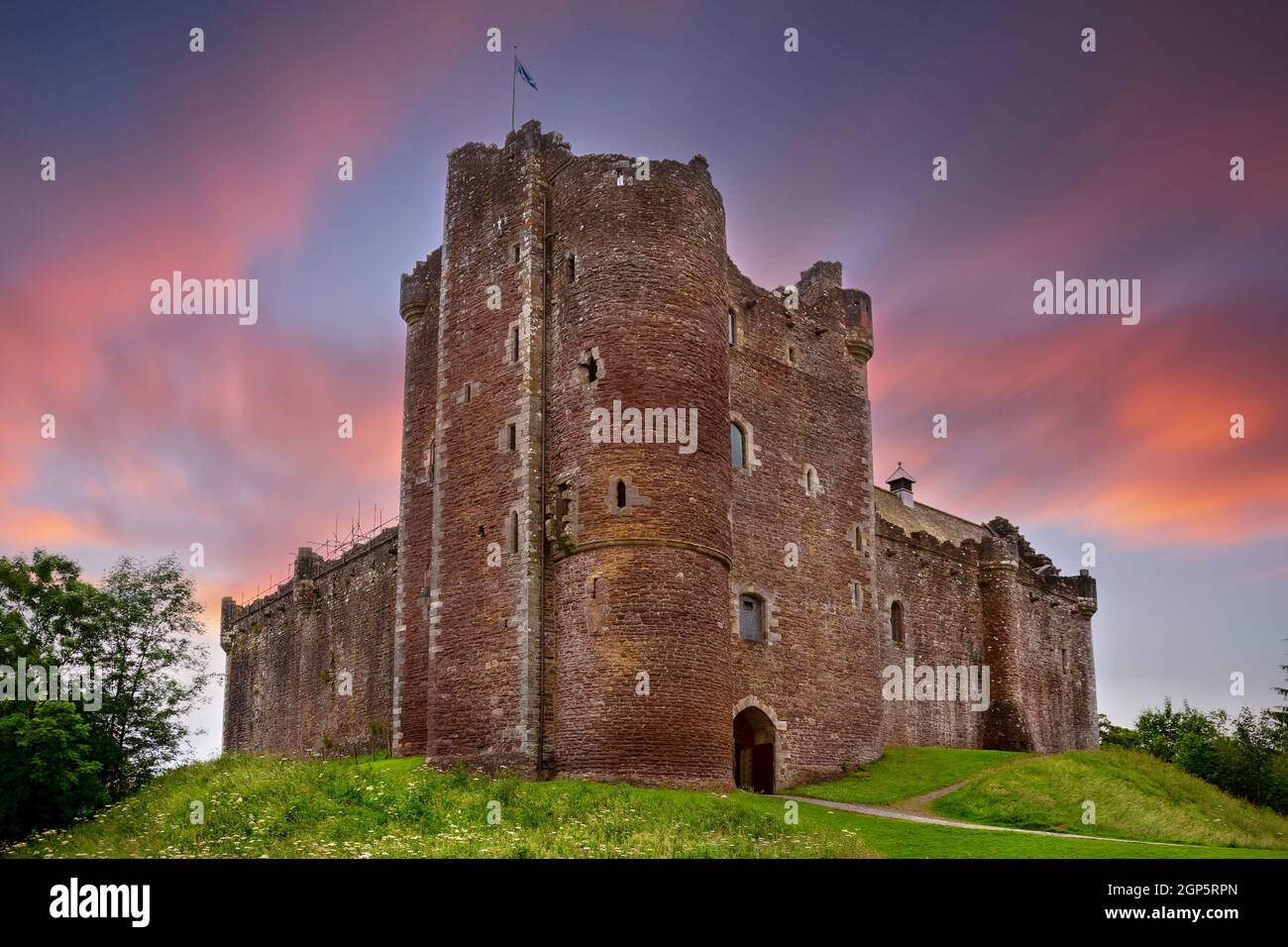 Sonnenuntergang über Doune Castle im Bezirk Stirling, Schottland. Es handelt sich um eine mittelalterliche Festung im Innenhof, die um 1400 von Robert Stewart, Herzog von Albany, Stockfoto