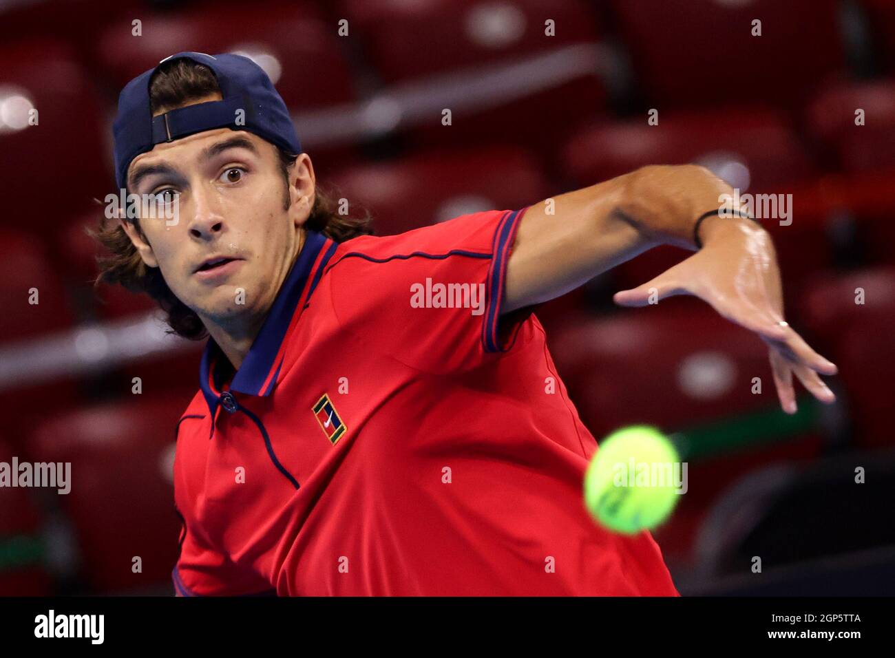 Sofia, Bulgarien - 28. September 2021: Italiens Lorenzo Musetti im Kampf gegen den bulgarischen Dimitar Kuzmanov während der ATP 250 Sofia Open. Stockfoto