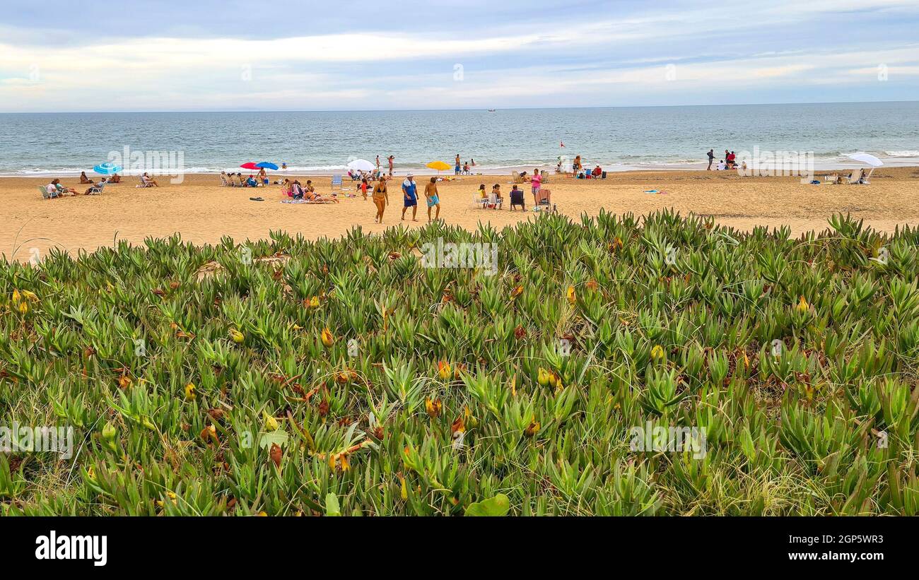 MALDONADO, URUGUAY, JANUAR - 2021 - Panoramablick auf den Strand von Las grutas, punta ballena, uruguay Stockfoto