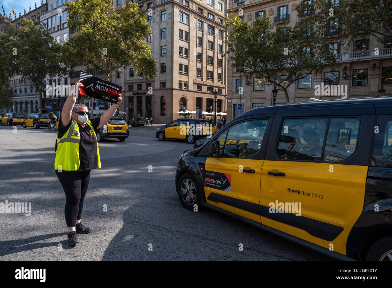 Barcelona, Spanien. September 2021. Ein Taxifahrer sah während des marsches der Taxifahrer ein Plakat mit dem invertierten freeNow-Logo zeigen.Taxifahrer haben an einem langsamen marsch gegen die Transportunternehmen mit Uber-Fahrern und Free Now teilgenommen, den sie nach den Vorschriften des Metropolitan Taxi Institute des unlauteren Wettbewerbs beschuldigen. (Foto von Paco Freire/SOPA Images/Sipa USA) Quelle: SIPA USA/Alamy Live News Stockfoto