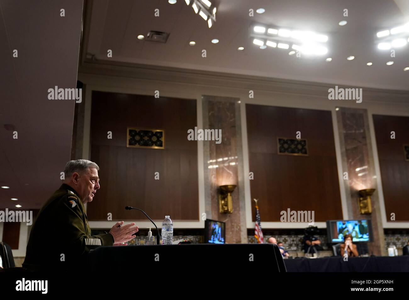 General Mark Milley, Vorsitzender des Generalstabschefs, spricht während einer Anhörung des Armed Services Committee des Senats über den Abschluss von Militäroperationen in Afghanistan und die Pläne für zukünftige Terrorismusbekämpfungsoperationen am Dienstag, den 28. September 2021, auf dem Capitol Hill in Washington. Kredit: Patrick Semansky/Pool über CNP Stockfoto