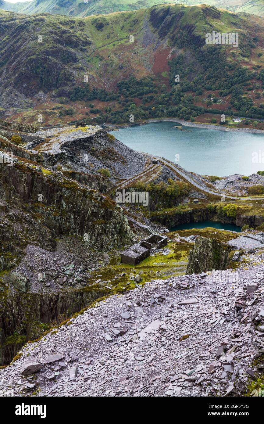 Dinorwic oder Dinorwig Slate Steinbruch, Lake Llyn Peris und Snowdonia Mountains im Hintergrund. Jetzt UNESCO-Weltkulturerbe, Porträt, Weitwinkel. Stockfoto