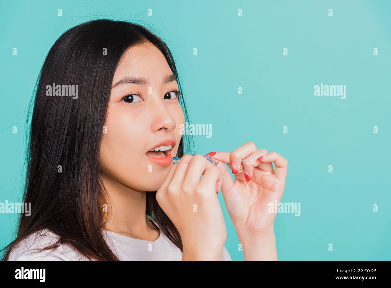 Weibliche halten Zähne halten Werkzeuge nach abnehmbaren Zahnspangen, Porträt junge asiatische schöne Frau lächelnd tragen setzen Silikon kieferorthodontische Halter für Stockfoto