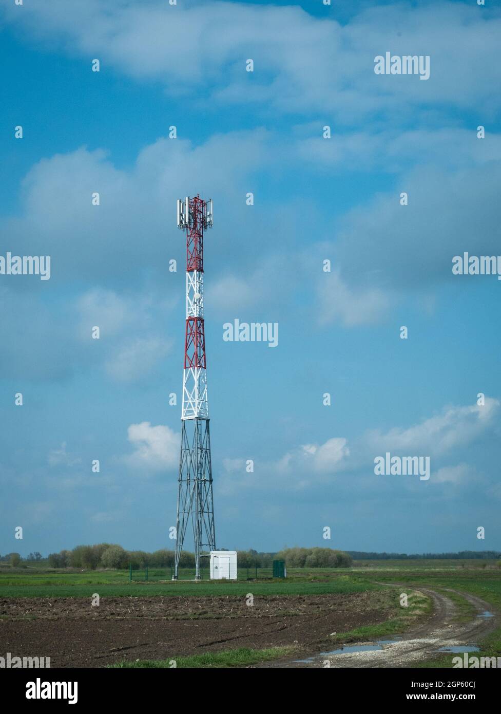 G5 Handy Tower Basisstation gegen blauen Himmel mit Wolken Stockfoto