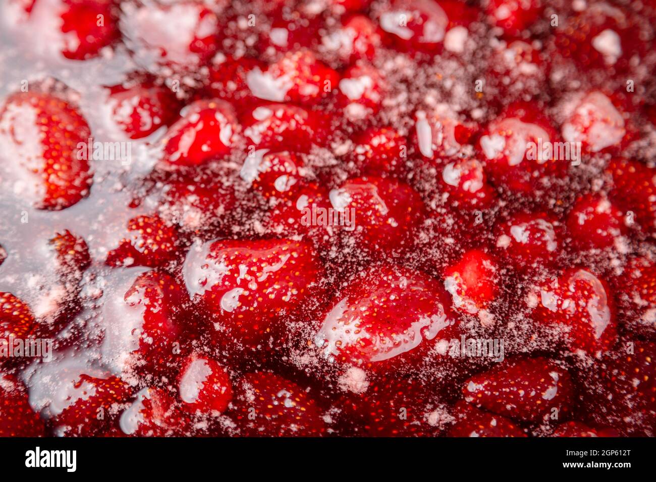 NAHAUFNAHME: Erdbeermarmelade. Machen Sie eine Erdbeermarmelade. Erdbeeren in der Pfanne kochen. Prozess des Kochens, kochende Beeren für das Einkochen. Gesunde, süße Speisen. Co Stockfoto