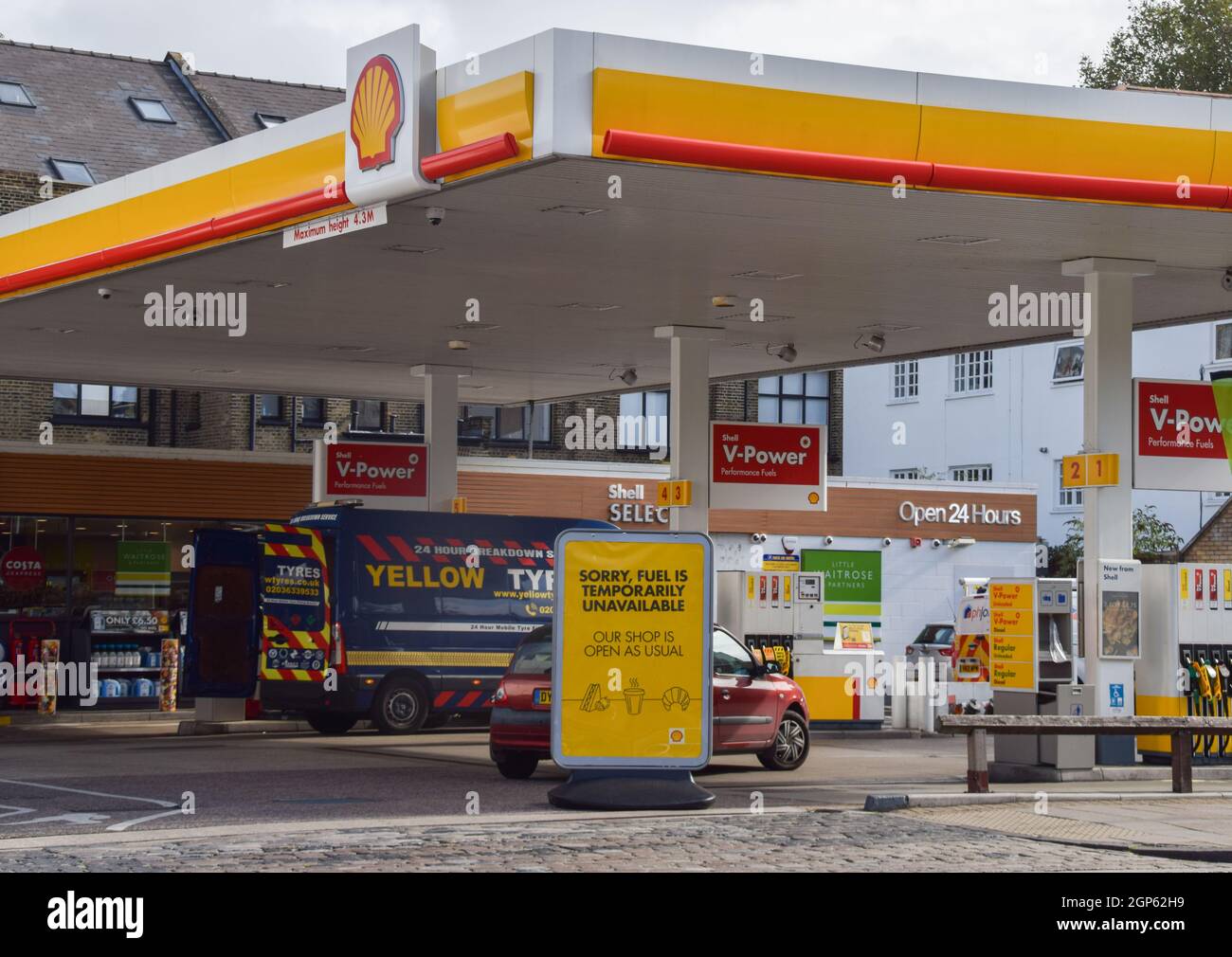 London, Großbritannien. September 2021. An einer Shell-Tankstelle auf der Holloway Road befindet sich das Schild „Sorry, Fuel is temporaway not available“, da die Kraftstoffknappheit weiter anhält. An vielen Tankstellen ist aufgrund des Mangels an Lkw-Fahrern im Zusammenhang mit dem Brexit und des panischen Kaufs Benzin ausgelaufen. Kredit: SOPA Images Limited/Alamy Live Nachrichten Stockfoto