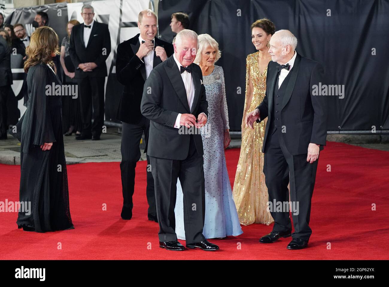 Der Prinz von Wales und die Herzogin von Cornwall werden gemeinsam mit dem Herzog und der Herzogin von Cambridge von Michael G. Wilson und Barbara Broccoli bei der Weltpremiere von No Time to die in der Royal Albert Hall in London begrüßt. Bilddatum: Dienstag, 28. September 2021. Stockfoto