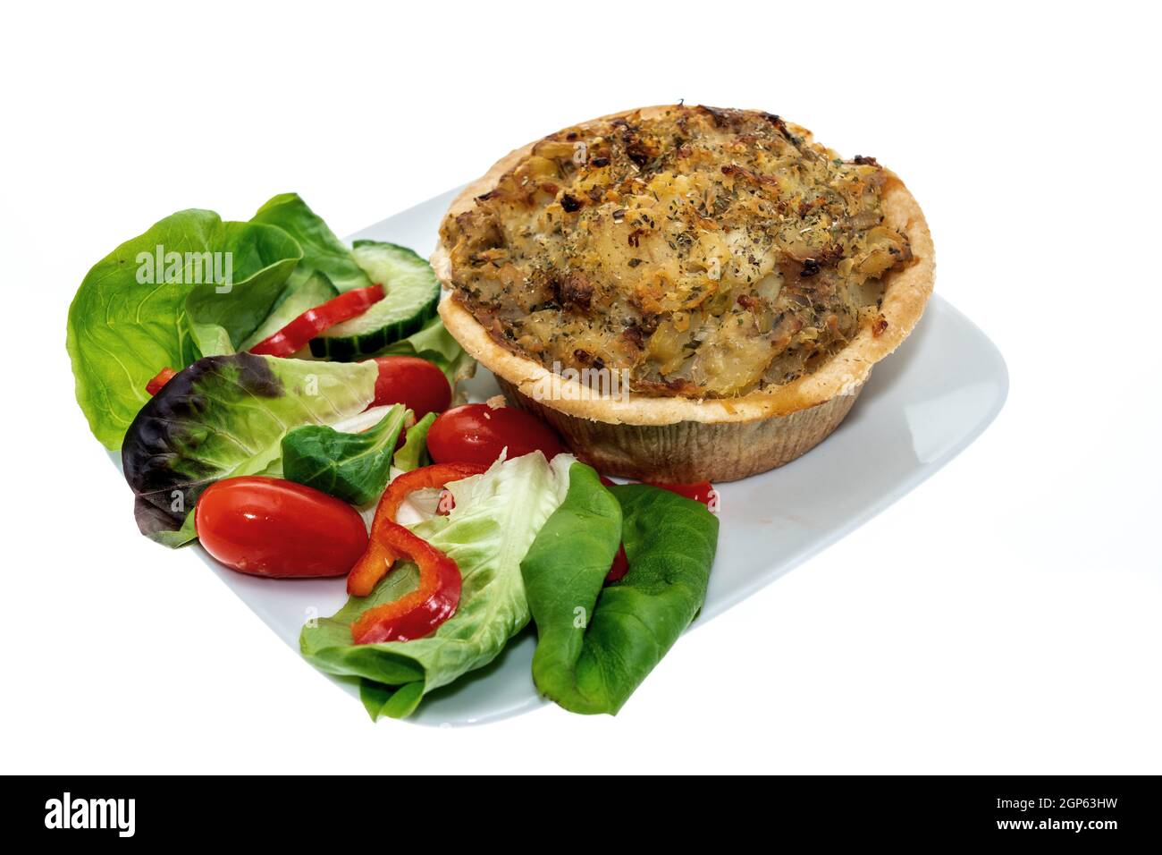 Homity Pie - ist ein Gebäck Pie gefüllt mit Kartoffelbrei, Zwiebeln und Käse, serviert mit Salatartikeln - weißer Hintergrund Stockfoto