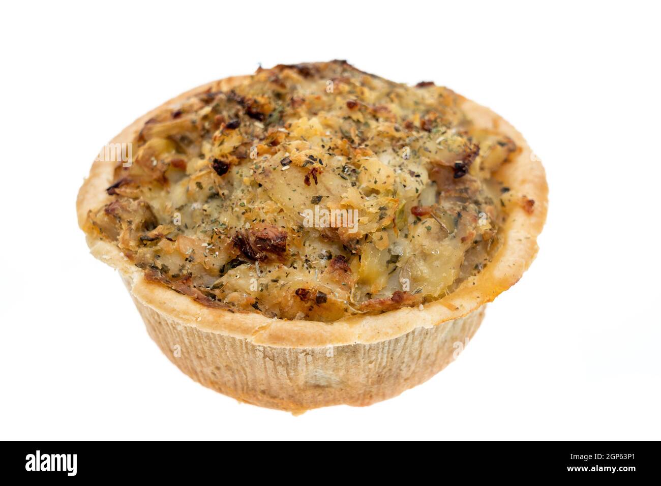 Homity Pie - ist ein Gebäck Pie gefüllt mit Kartoffelpüree, Zwiebeln und Käse - weißer Hintergrund Stockfoto