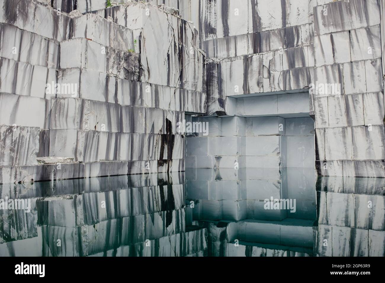 Verlassene Steinbruch mit See Stockfoto