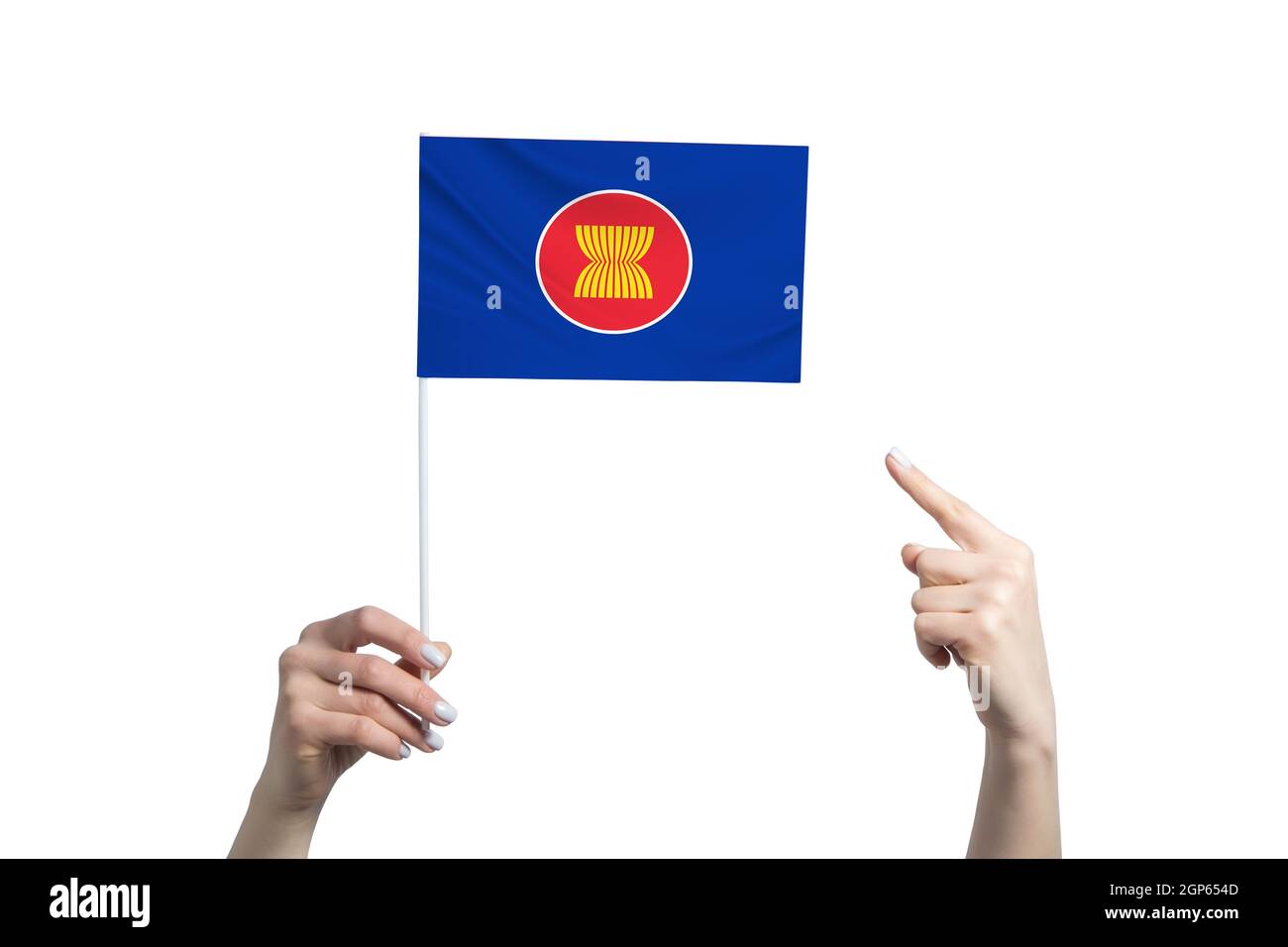 Eine schöne weibliche Hand hält eine Flagge der Association of Southeast Asian Nations, zu der sie den Finger ihrer anderen Hand zeigt, isoliert auf weißem Hintergro Stockfoto