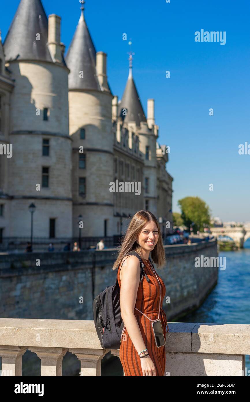 Weibliche Touristin vor Sainte Chapelle in Paris, Frankreich Stockfoto