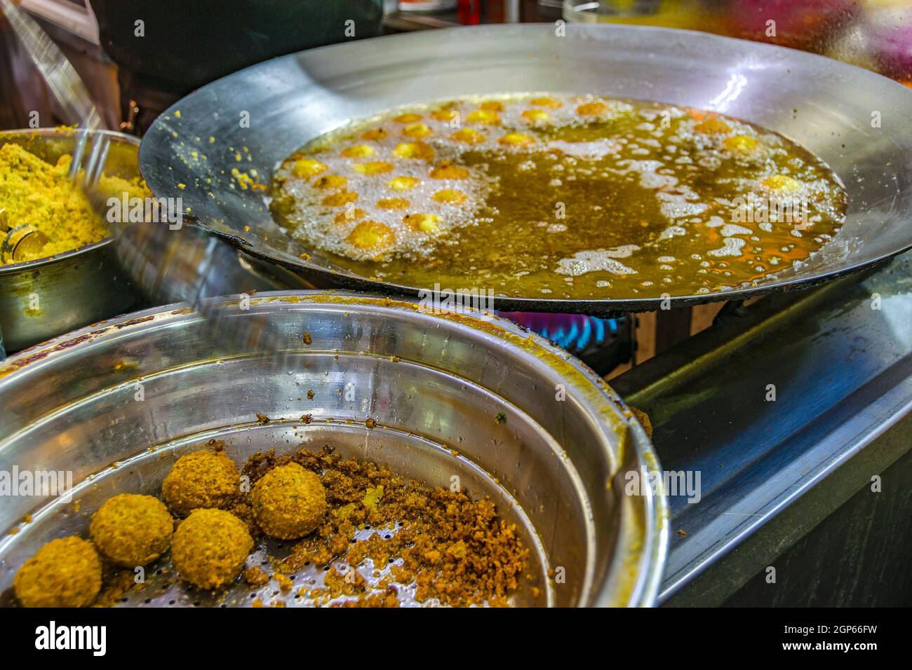 Detailansicht frittierte Kroketten auf dem Straßenmarkt der alten stadt jerusalem, israel Stockfoto